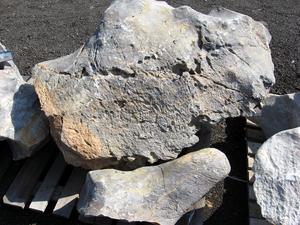Solitérny kameň, hmotnosť 1060 kg, výška 190 cm - Pieskovcový solitérny kameň | T - TAKÁCS veľkoobchod
