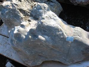 Solitérny kameň, hmotnosť 1020 kg, výška 160 cm - Dierovaný vápencový solitérny kameň | T - TAKÁCS veľkoobchod