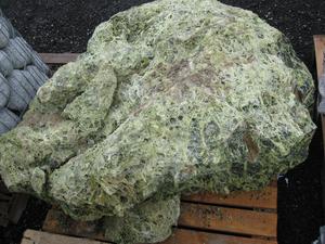 Green Spaghetti solitérny kameň, výška 70 - 110 cm - Black Angel leštený solitérny kameň | T - TAKÁCS veľkoobchod