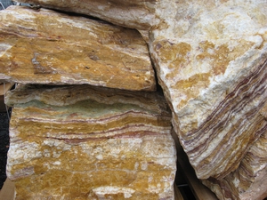 Stripe Onyx solitérny kameň, výška 80 - 110 cm - Travertínový solitérny kameň | T - TAKÁCS veľkoobchod