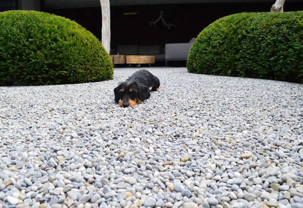 Mulchen mit Rindenmulch unter Verwendung einer Stabilisierungsmatte