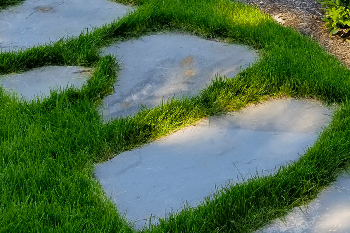 Anleitung für die Verlegung von Trittplatten im Garten