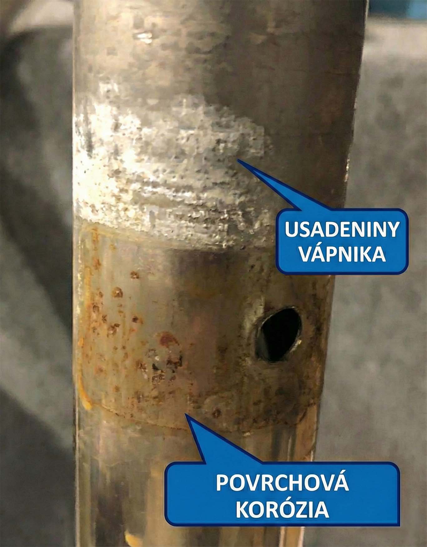 Kalkablagerungen und Oberflächenkorrosion an einem Edelstahlrohr im Schwimmbad