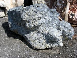 Solitérny kameň, hmotnosť 2260 kg, výška 210 cm - | T - TAKÁCS veľkoobchod