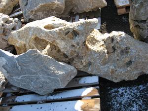 Solitérny kameň, hmotnosť 690 kg, výška 185 cm - Tufový kameň solitérny kameň | T - TAKÁCS veľkoobchod