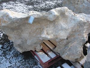 Solitérny kameň, hmotnosť 1150 kg, výška 147 cm - Zlatý ónyx solitérny kameň, váha 2270 kg | T - TAKÁCS veľkoobchod