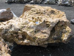 Travertínový solitérny kameň - Solitérny kameň, hmotnosť 720 kg, výška 145 cm | T - TAKÁCS veľkoobchod