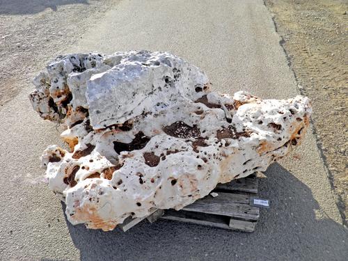 Vápencový Chorvátsky solitérny kameň - Solitérny kameň, hmotnosť 3110 kg, výška 190 cm | T - TAKÁCS veľkoobchod
