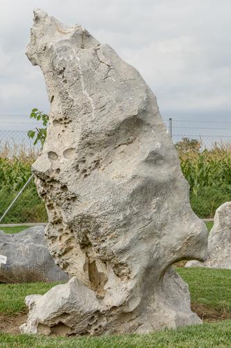 Solitérny kameň, hmotnosť 1600 kg, výška 200 cm