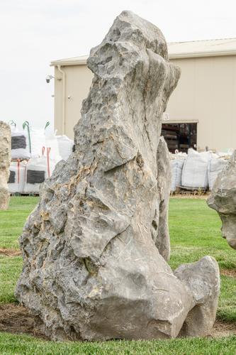 Solitérny kameň, hmotnosť 1100 kg, výška 180 cm